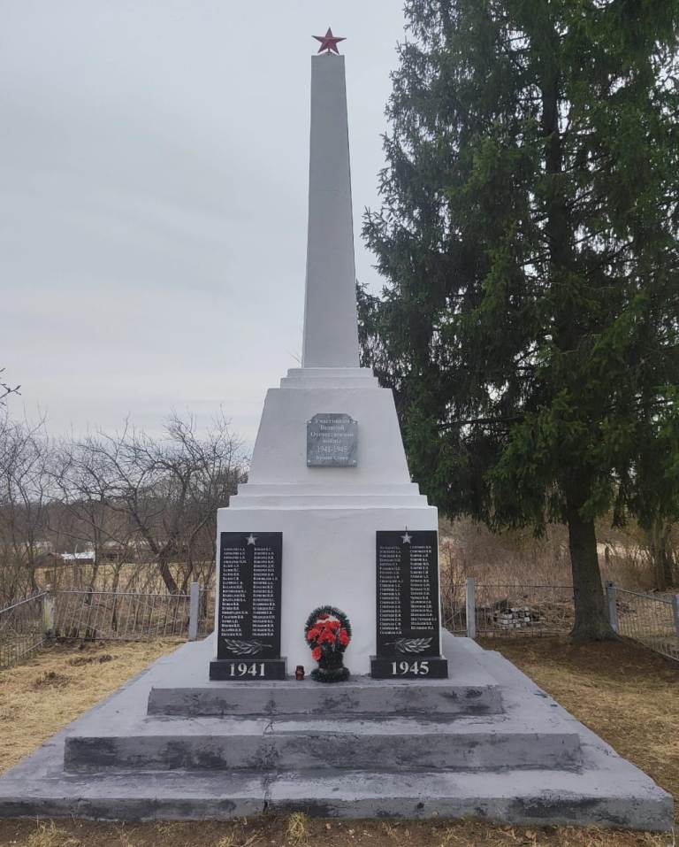 Памятник после ремонта